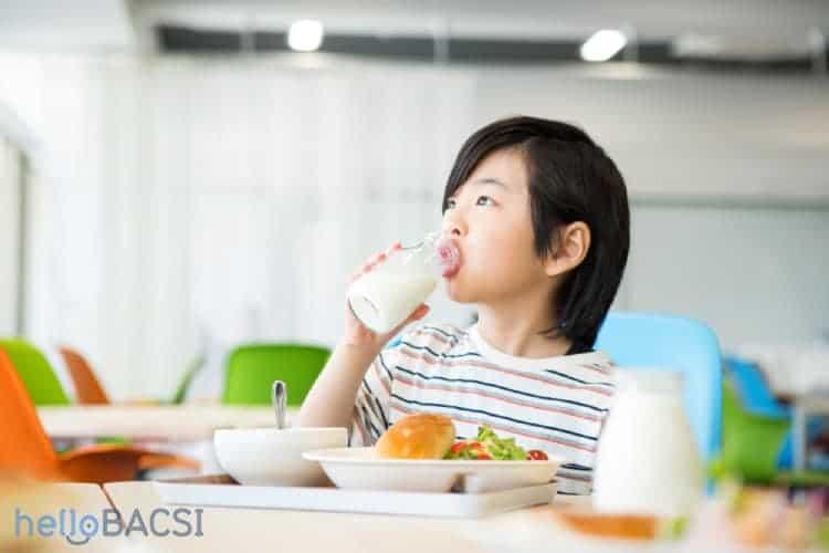 Nhấn vào ảnh để phóng to Bé trai uống sữa