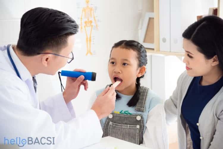 bác sĩ khám bệnh cho bé