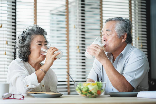 Bổ sung vitamin tổng hợp cho người già: Có thực sự cần thiết?