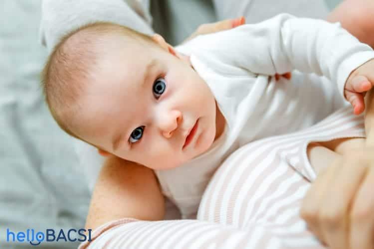 Bé đổ mồ hôi khi bú mẹ có phải là điều đáng lo?