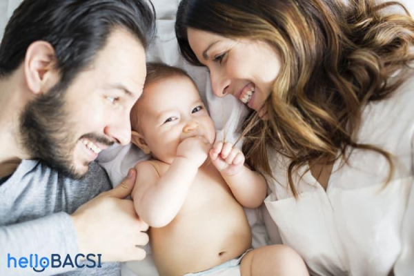 Cùng tìm hiểu về các mốc phát triển của trẻ 6 tháng tuổi • Hello Bacsi