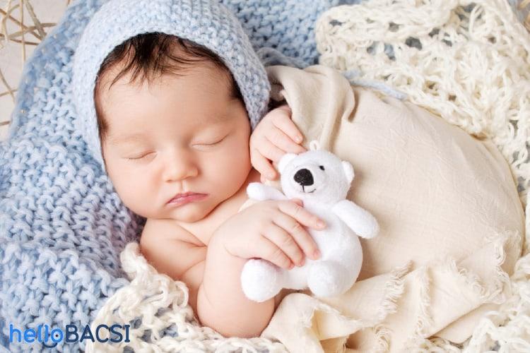 Trẻ sơ sinh bị hắt hơi nhiều có sao không, cần khắc phục thế nào?