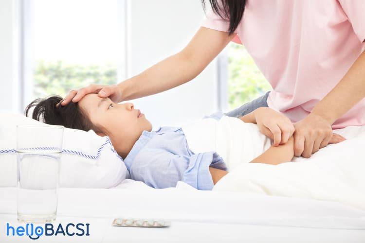 bé bị sốt do dịch Covid-19
