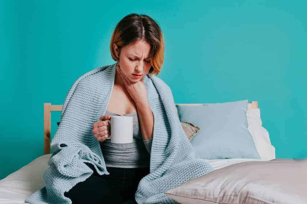 Nghẹn ở cổ họng cảnh báo điều gì? Khi nào cần đi khám ngay?