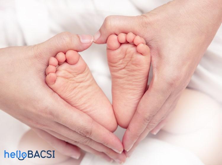 Trẻ sơ sinh tay chân lạnh có sao không? Nguyên nhân và cách khắc phục