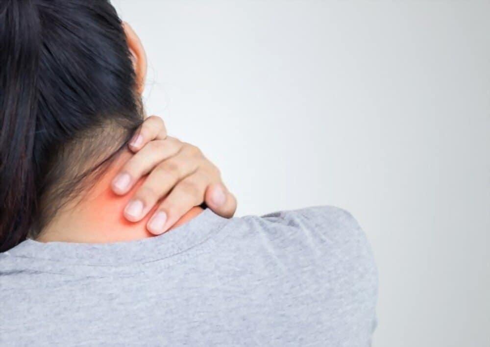 Tự nhiên bị đau cổ là bị gì? Sái cổ, đau nhức cổ có sao không và cách trị