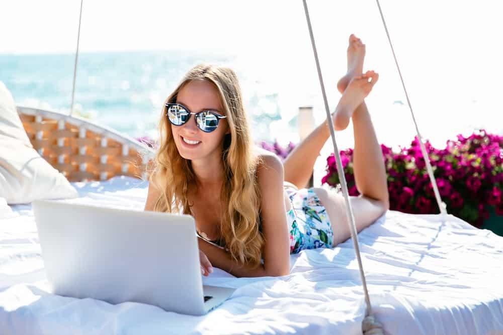 tắm nắng buổi sớm để bổ sung vitamin D