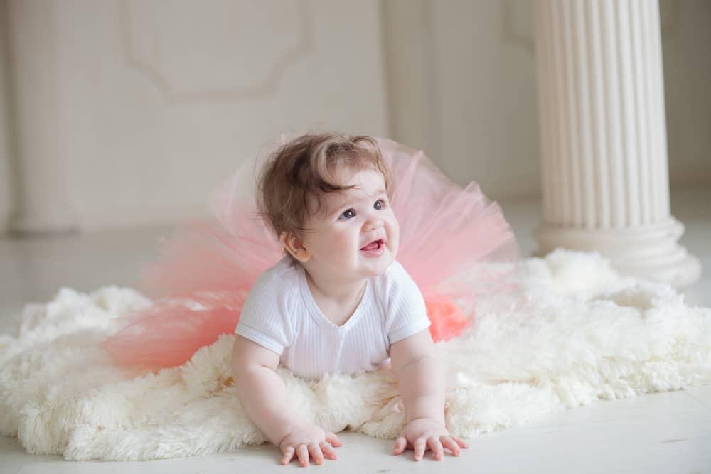 Trẻ 10 tháng tuổi: Phát triển nhận thức, thể chất, cảm xúc và lịch sinh hoạt