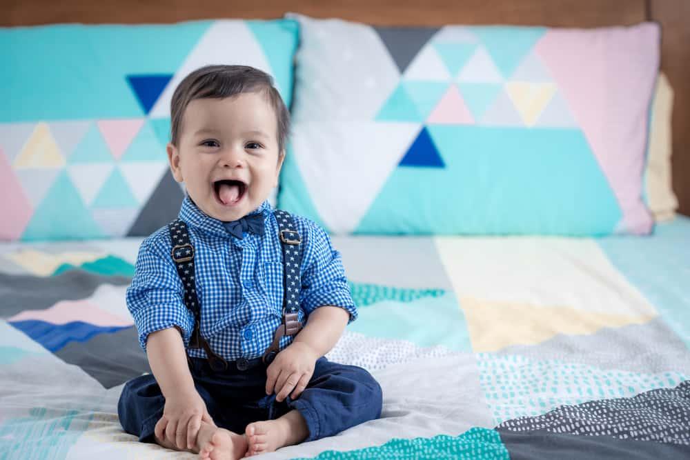 Trẻ 11 tháng tuổi biết làm gì? Lịch ăn ngủ và sự phát triển vận động, trí não