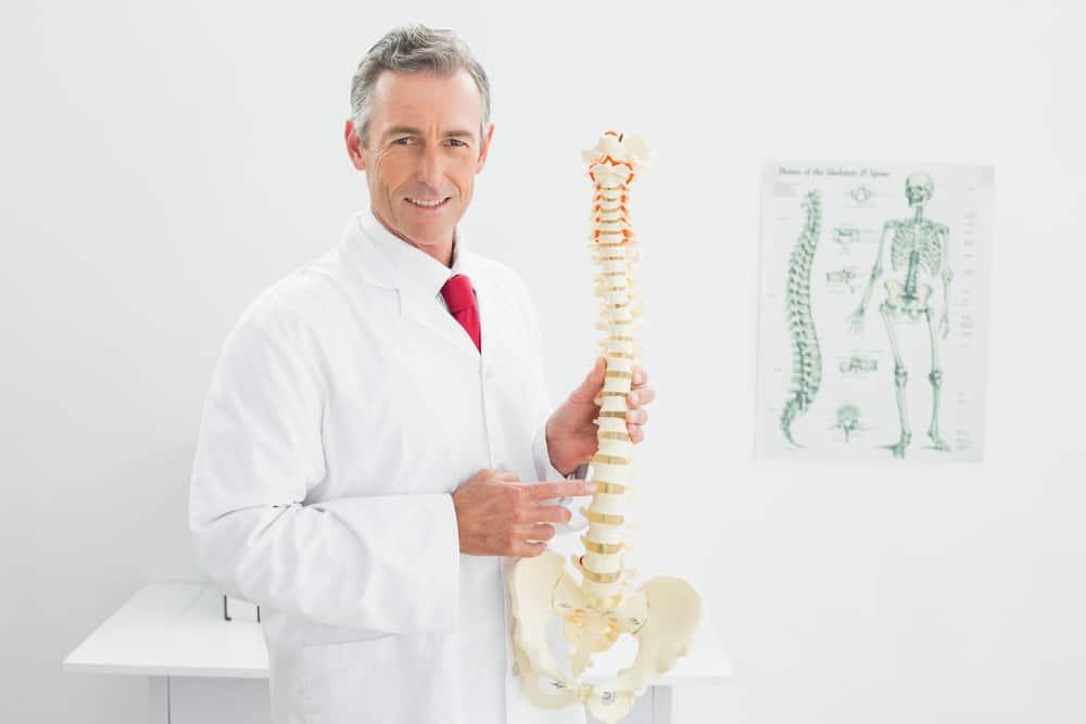 bác sĩ trị liệu thần kinh cột sống Chiropractor