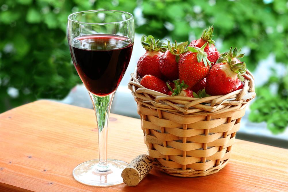 Cách ngâm rượu dâu tây: thức uống mới lạ mùa lễ hội