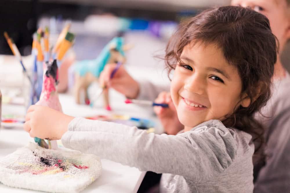 Các cột mốc phát triển ở trẻ 9 tuổi: Cha mẹ cần quan tâm điều gì?