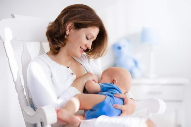Trẻ sơ sinh bú mẹ bị táo bón: Nguyên nhân do đâu, khắc phục thế nào?