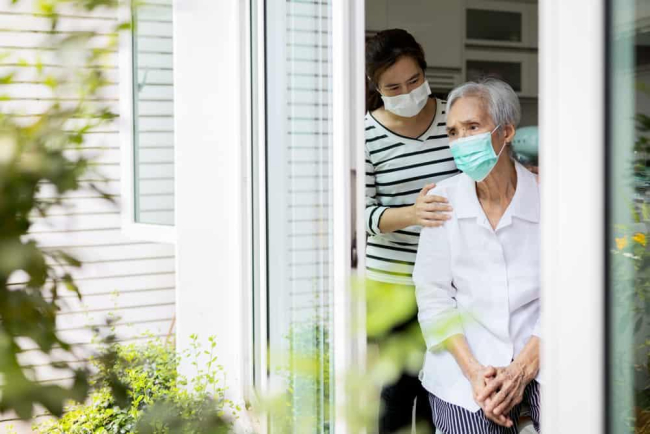 Đau khớp gối ở người già: Chăm sóc sao cho hiệu quả?