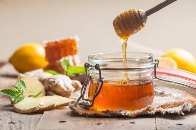Mật ong trị đau họng: Hiểu tường tận hơn để dùng đúng hơn