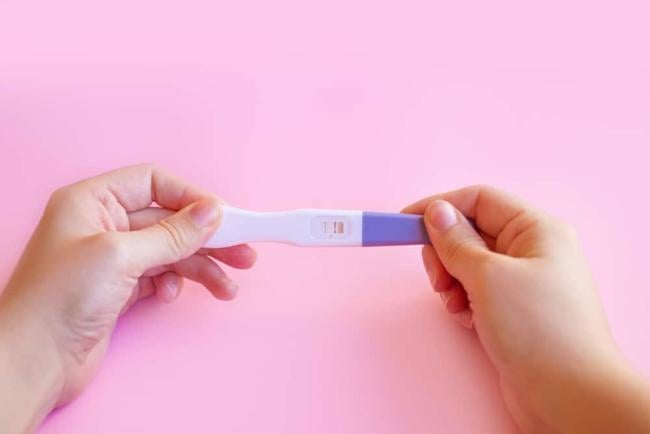 Que thử thai 1 vạch đậm 1 vạch mờ có thai không, cảnh báo điều gì?