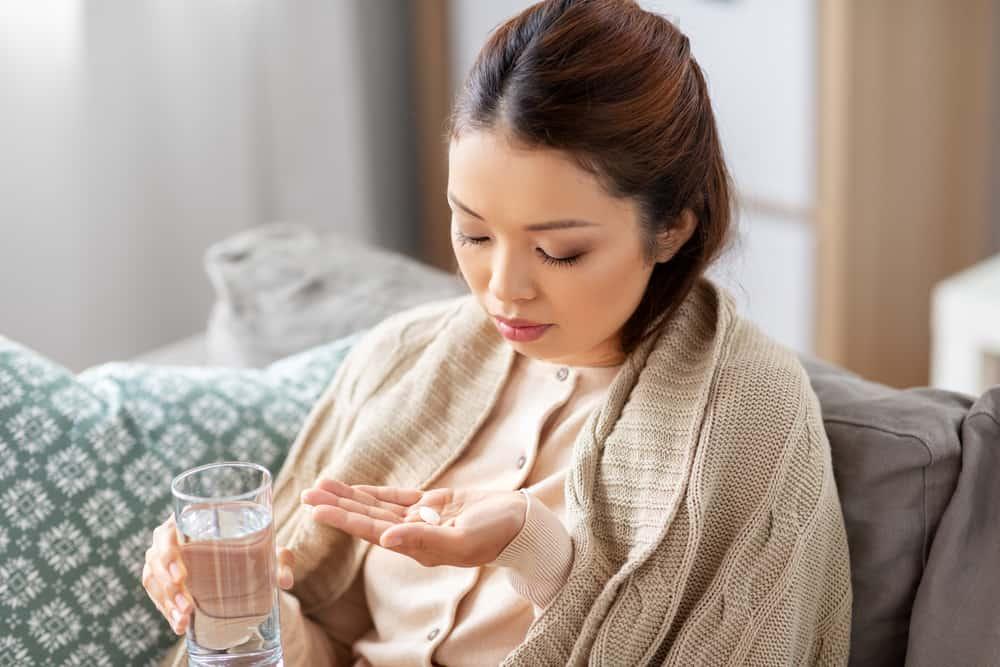 cảm lạnh nên làm gì? Uống thuốc