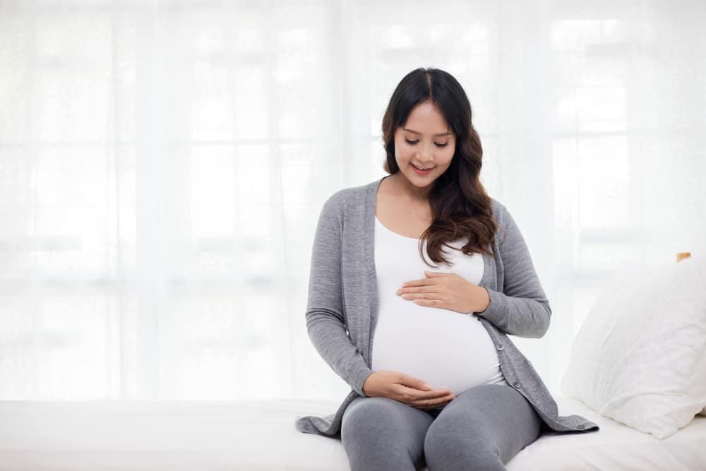 Thai ngôi ngang: Mẹ nên làm gì để thai nhi xoay về ngôi thuận?