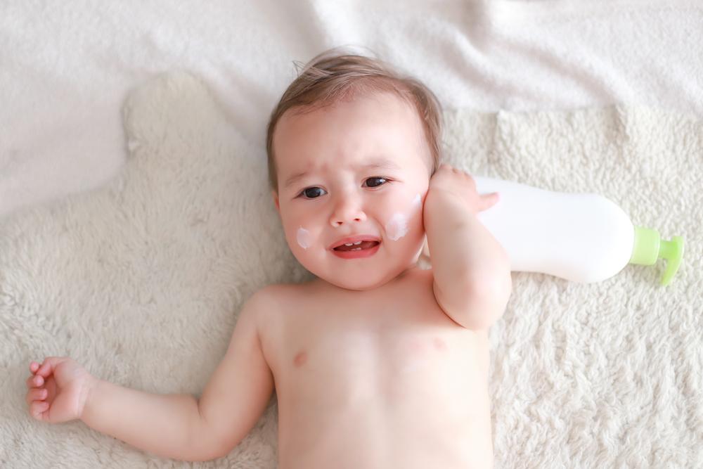 Trẻ sợ tắm mẹ phải làm sao? 11 tuyệt chiêu “dỗ” bé đi tắm dễ dàng