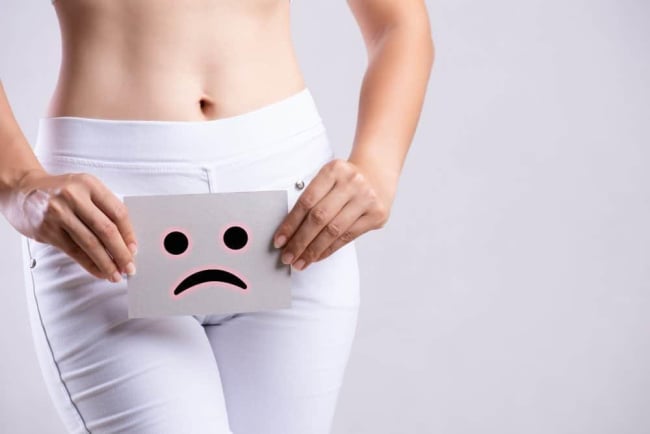 Bị ra huyết trắng vón cục như bã đậu có bất thường không?