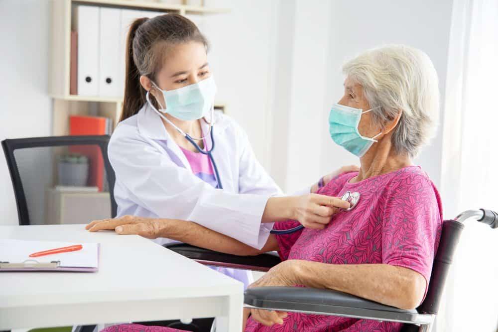 người cao tuổi tiêm vắc xin phòng Covid-19