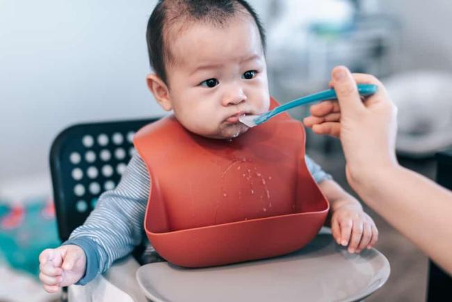 Bé 5 tháng tuổi ăn dặm được chưa? Thực đơn ăn dặm cho bé 5 tháng tuổi