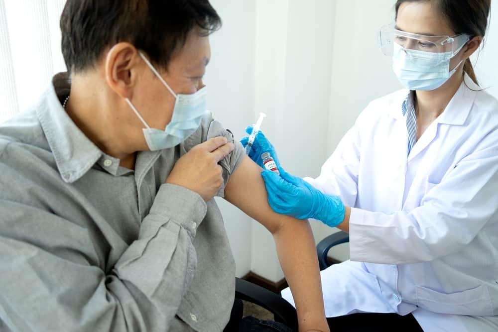 bị ung thư có nên tiêm vắc xin phòng Covid-19 không