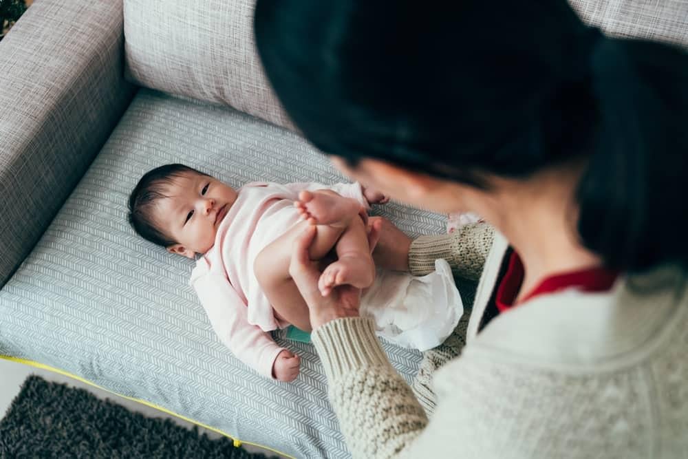 Phân trẻ sơ sinh có mùi chua: Nguyên nhân khiến trẻ đi ngoài có mùi chua