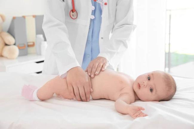 Trẻ sơ sinh đi phân lỏng có sao không? Nguyên nhân và cách khắc phục