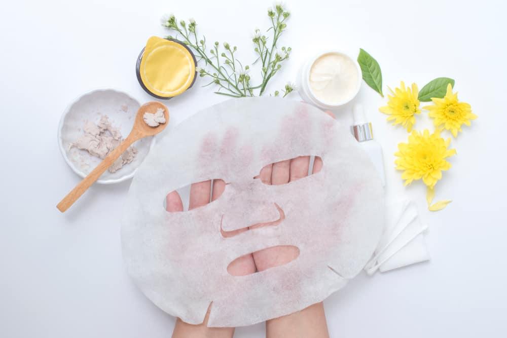 đắp mặt nạ giấy