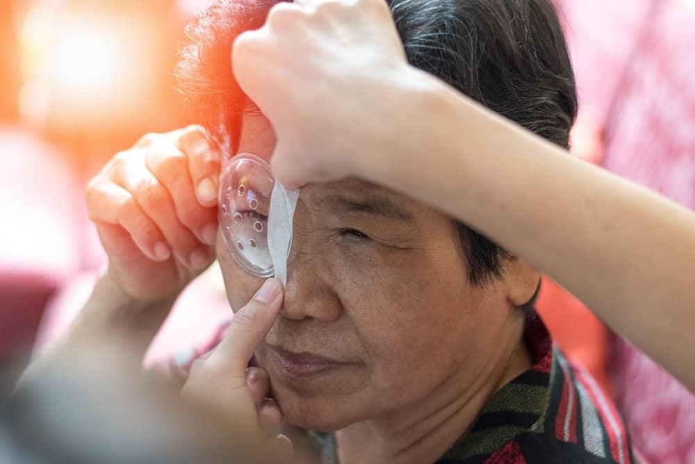 dấu hiệu đục thủy tinh thể và cách phòng ngừa là đi khám mắt