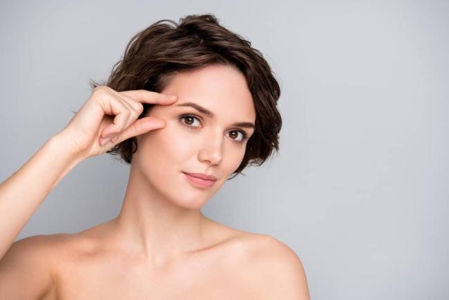 Nguyên nhân nổi mụn ở chân mày và cách điều trị