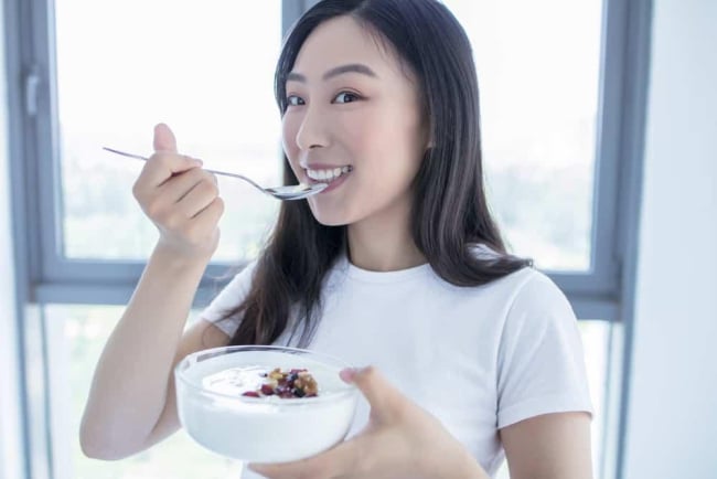 Mẹ sau sinh có nên ăn sữa chua không? Mẹ nào nên, mẹ nào không?