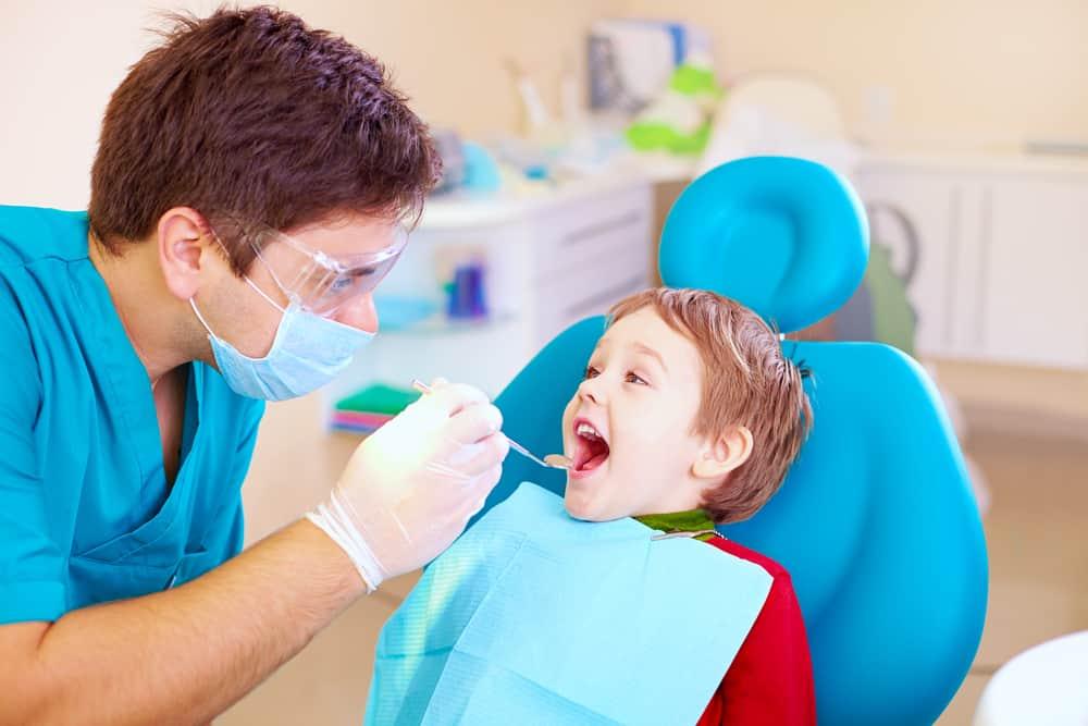 Trẻ thay răng sớm phải "đối mặt" những nguy cơ gì? Bạn nên làm thế nào?