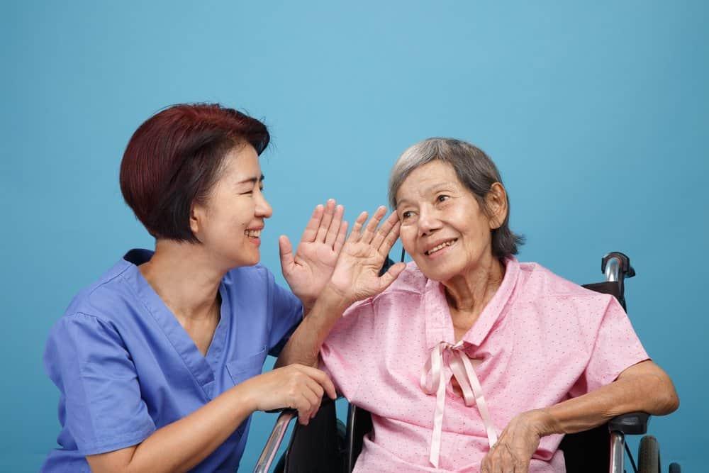 Học cách sống chung và đối phó với bệnh lãng tai người già