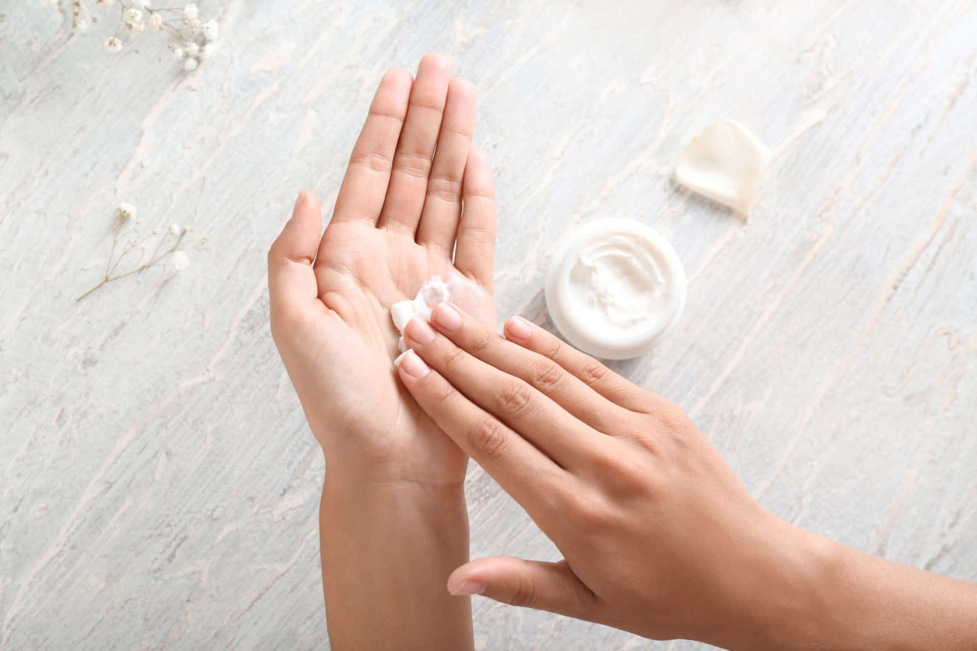 Top 3 nguyên nhân da tay bị khô và 8 cách khắc phục