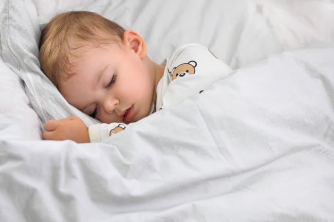 Vì sao trẻ 2 tuổi ngủ hay giật mình? Điều trị chứng giật mình khi ngủ ở trẻ