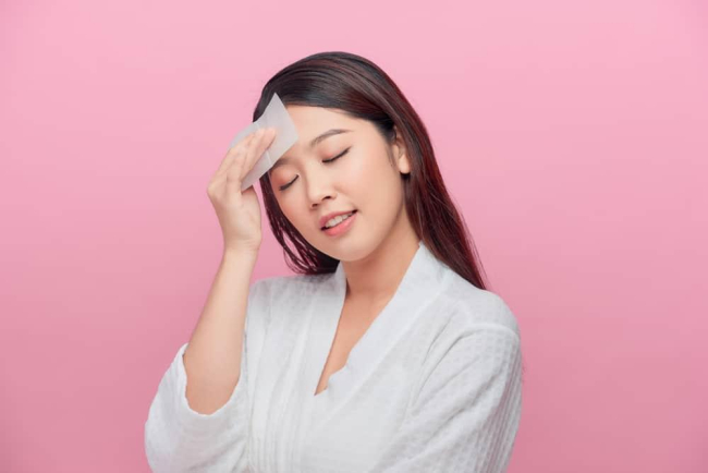 Cách dùng giấy thấm dầu giúp giảm nhờn, sạch da hiệu quả