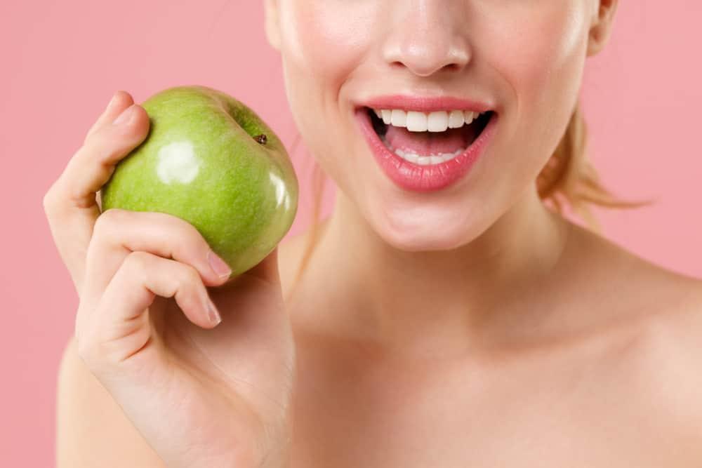 Chảy máu chân răng nên ăn gì? 6 nhóm thực phẩm tốt cho răng nướu