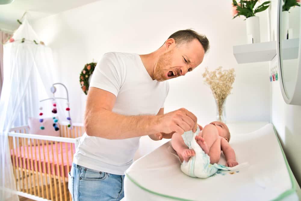 Tiêu chảy sủi bọt ở trẻ sơ sinh: Nguyên nhân do đâu, cha mẹ nên làm gì?