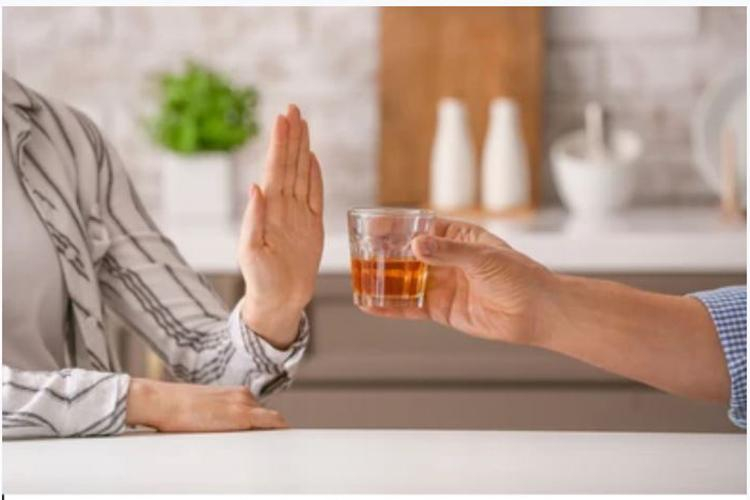 Chế độ ăn tốt cho tim mạch: Hạn chế uống rượu