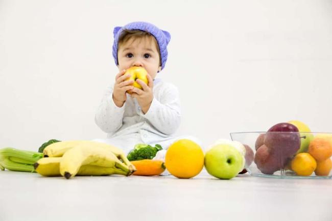 Trẻ 1 tuổi ăn bao nhiêu là đủ để phát triển toàn diện? Nên ăn và tránh gì?