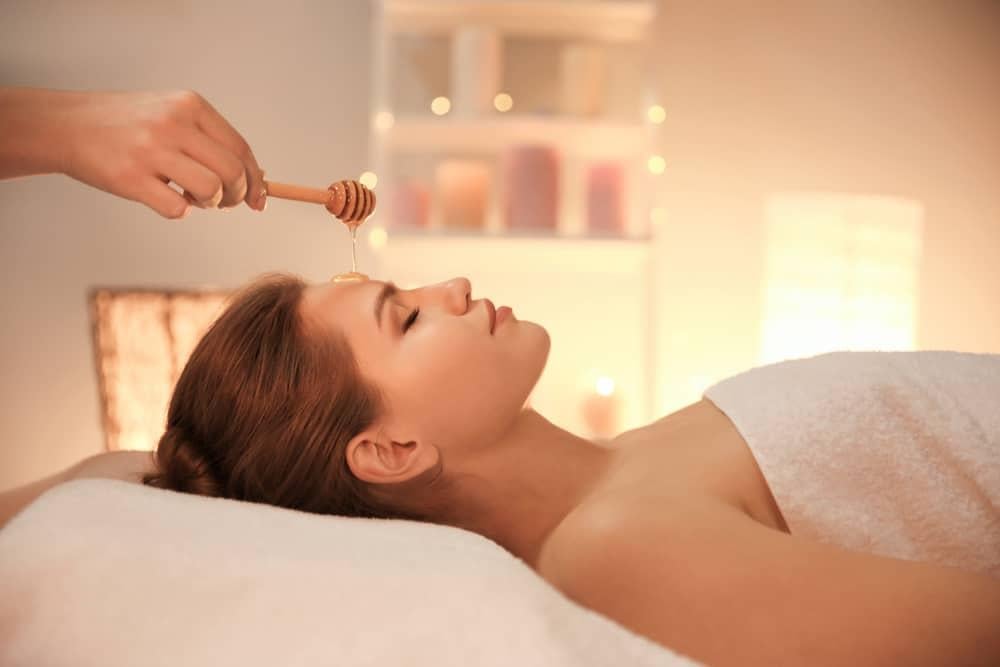 Làm đẹp đón Tết: 7 cách trị thâm mụn bằng mật ong tại nhà