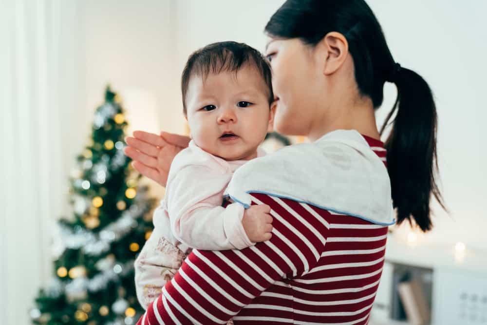 3 cách vỗ ợ hơi giúp giảm tình trạng trớ sữa, ọc sữa ở trẻ sơ sinh