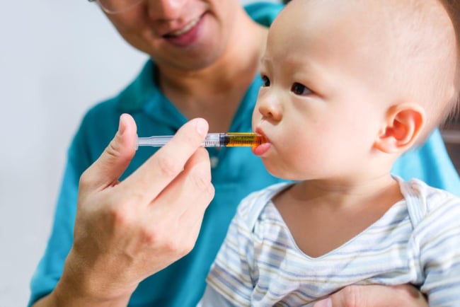 Đang dùng kháng sinh có tẩy giun được không?