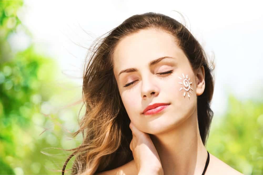 Hỏi đáp bác sĩ da liễu: Không trang điểm có cần tẩy trang không?