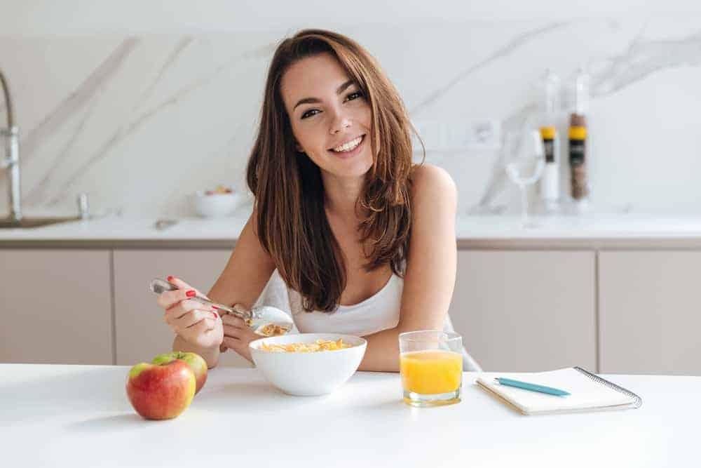 Bị rong kinh nên ăn gì và tránh ăn gì để điều hòa kinh nguyệt?