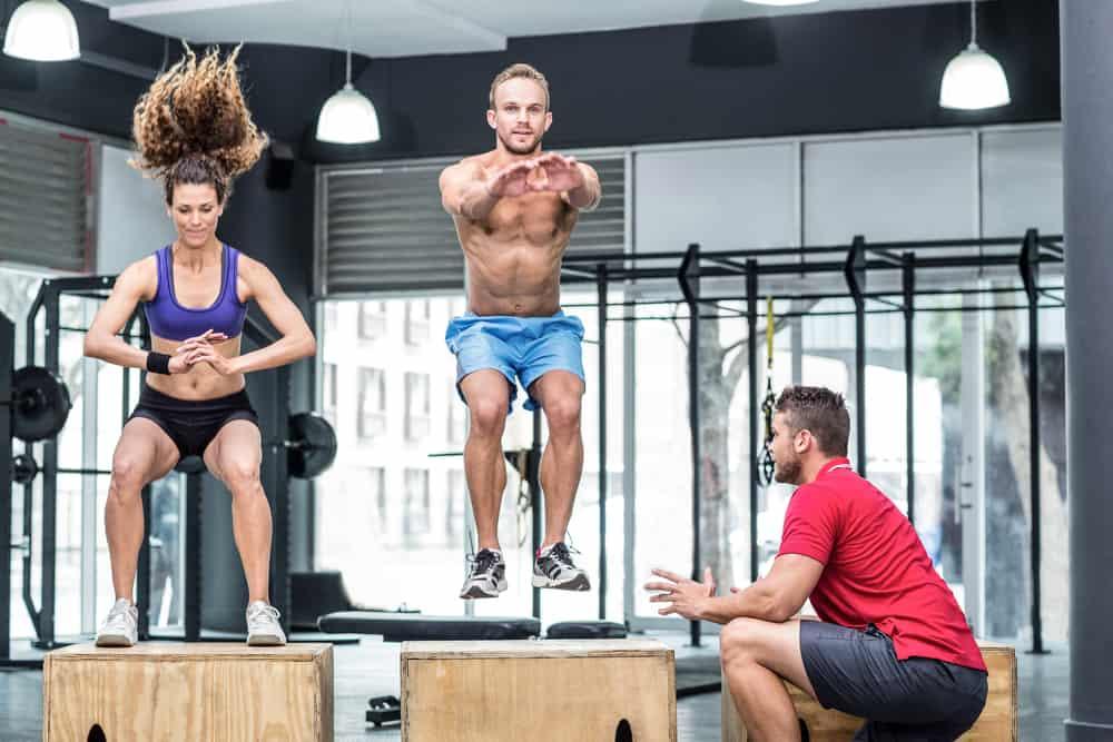 Bài tập giảm mỡ toàn thân: Nhảy squats