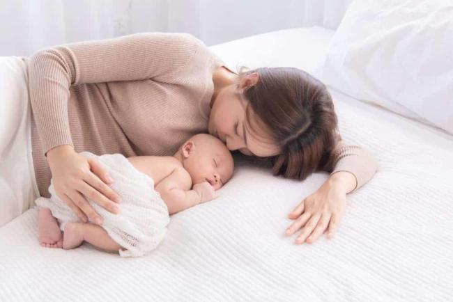 6 cách đánh thức trẻ sơ sinh dậy bú dễ dàng, hiệu quả ngay lập tức