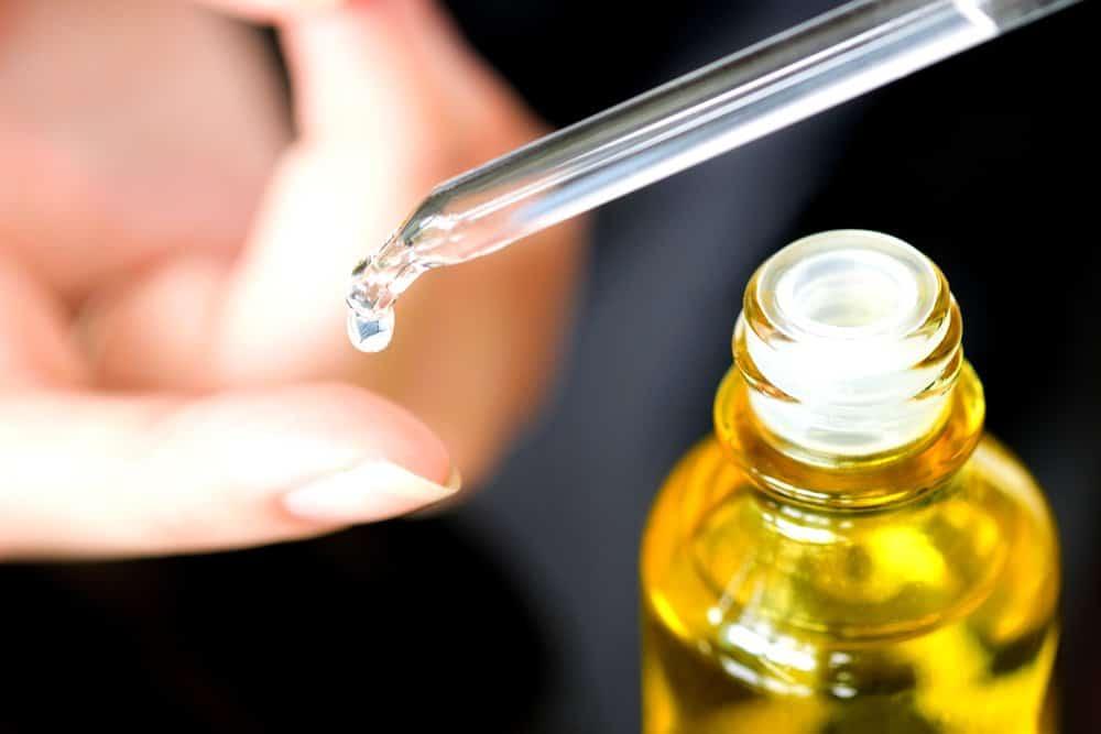 Dầu khoáng trong mỹ phẩm là gì? Có thực sự gây hại cho da như “đồn đoán”?